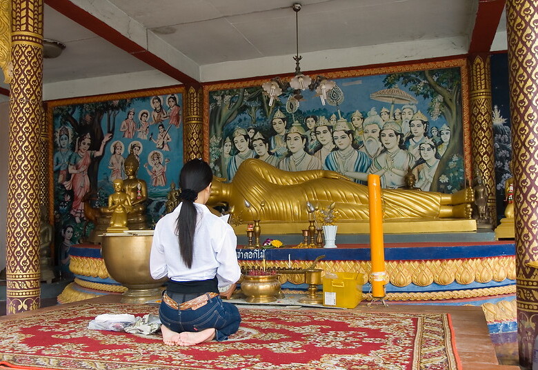 Worshiping lord Buddha